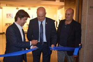 Juan Carlos Galindo cede las tijeras al Luis Felipe en presencia de Roberto Cerdán. I.C.