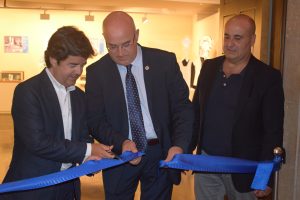 Luis Felipe corta la cinta inaugural ante la atenta mirada de Juan Carlos Galindo y Roberto Cerdán. I.C.