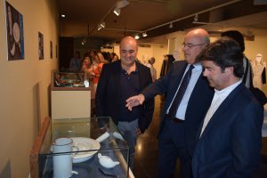 Galindo explica a Felipe y Cerdán los objetos mostrados en uno de los expositores. I.C.