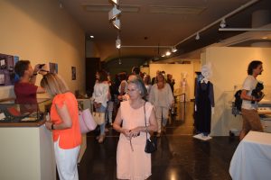 Público visita la exposición tras su inauguración. I.C.