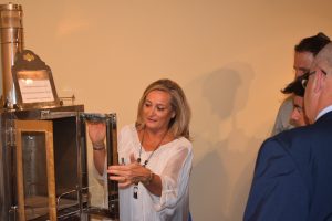 Carmen Tosat, Vicepresidenta del Colegio, explica el funcionamiento la incubadora a vapor. I.C.