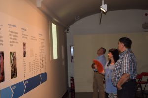 Asistentes a la exposición observan la línea del tiempo y la proyección de documentos históricos. I.C.