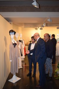 Galindo explica a Cerdán y Felipe la indumentaria de la que constan algunos uniformes antiguos de Enfermería. I.C.